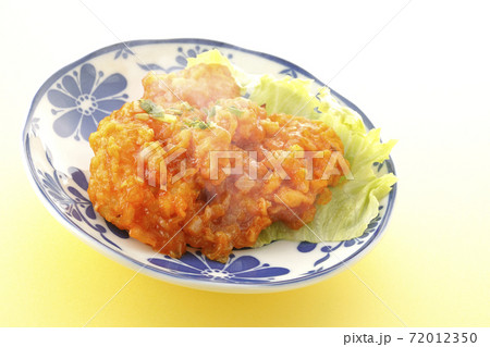 熱々のエビのチリソース煮を単品でシンプルに撮影 72012350