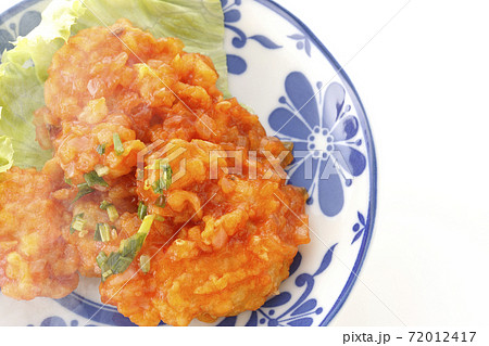 熱々エビチリを白背景でシンプルに撮影（俯瞰） 72012417