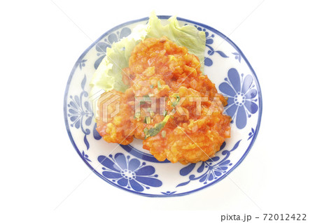 熱々エビチリを白背景でシンプルに撮影（俯瞰） 72012422