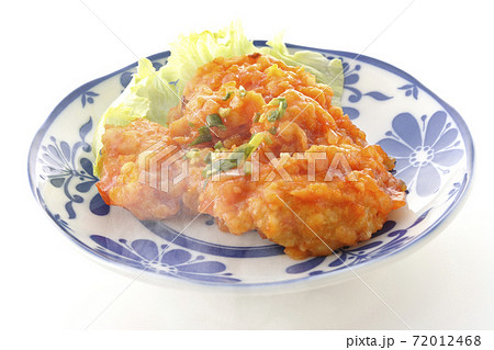 熱々のエビチリを白背景でシンプルに撮影 熱々のエビチリを白背景でシンプルに撮影 72012468