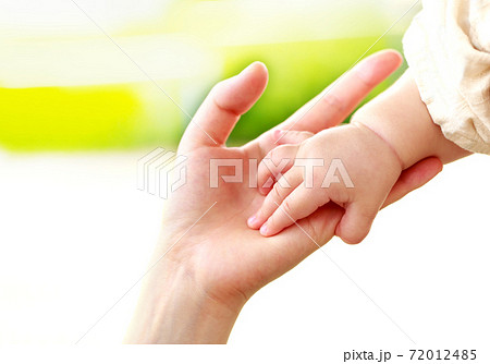母親と赤ちゃんが手をつなぐ 親子の触れ合い 母親と赤ちゃんが手をつなぐ 親子の触れ合い 72012485