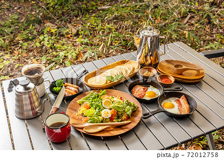 アウトドア料理　Outdoor lunch at the cottage 72012758