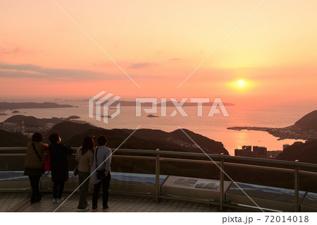 長崎の稲佐山展望台から見る夕陽 72014018