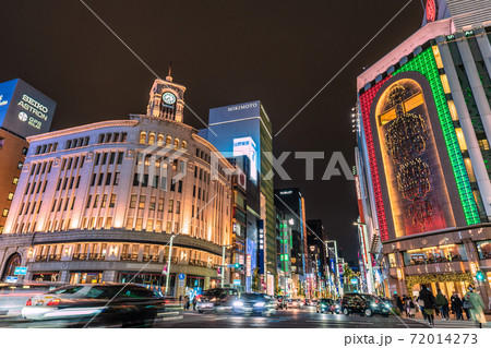 日本の東京都市景観 コロナ禍の東京・銀座。いまもマスク姿は続くが…＝2020年11月27日 72014273