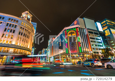 日本の東京都市景観 コロナ禍の東京・銀座。いまもマスク姿は続くが…＝2020年11月27日 72014279