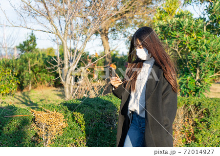 マスク スマホ 公園 散歩 女性 マスク スマホ 公園 散歩 女性 72014927