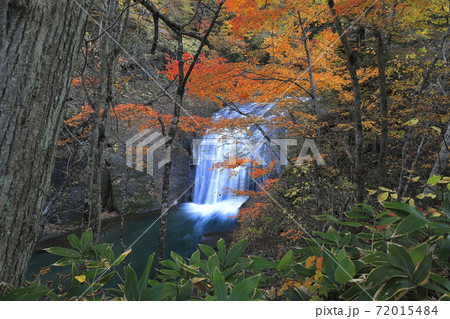 北海道恵庭市の紅葉と白扇の滝 72015484
