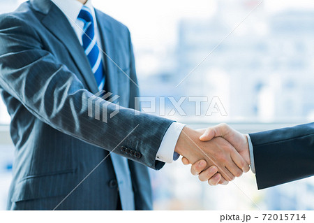 握手をするビジネスマン ボディパーツ 握手をするビジネスマン ボディパーツ 72015714