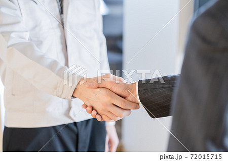 握手をするエンジニアとビジネスマン 72015715