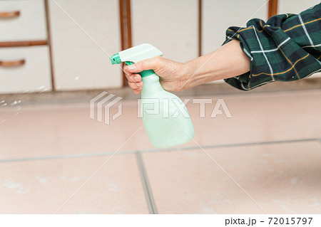 床磨き  洗剤を吹いているシーン 72015797