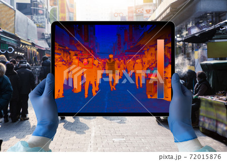 Hands with digital tablet with a thermal imager 72015876