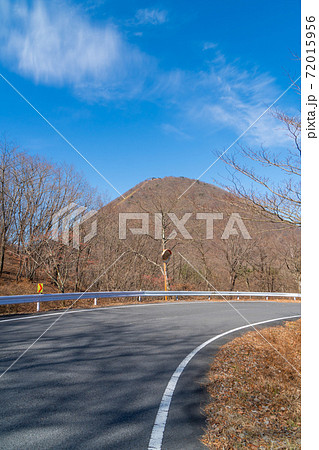 松之沢峠下の車道と榛名富士(榛名湖) 松之沢峠下の車道と榛名富士(榛名湖) 72015956