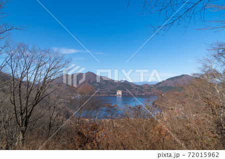 つつじ峠付近の登山道から見た榛名湖 つつじ峠付近の登山道から見た榛名湖 72015962