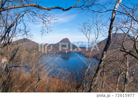 氷室山山頂から見た榛名湖（右に榛名富士、中央奥に鳥帽子ヶ岳） 72015977