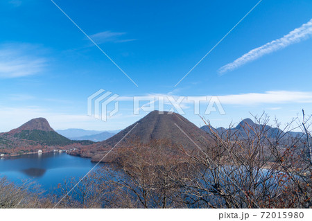 氷室山の登山道から見た榛名湖（中央に榛名富士、左側に鳥帽子ヶ岳） 72015980