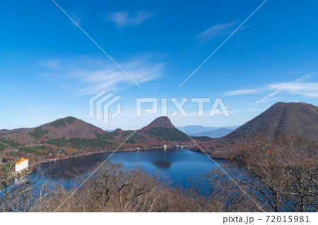 氷室山の登山道から見た榛名湖(右に榛名富士、中央奥に鳥帽子ヶ岳) 氷室山の登山道から見た榛名湖(右に榛名富士、中央奥に鳥帽子ヶ岳) 72015981