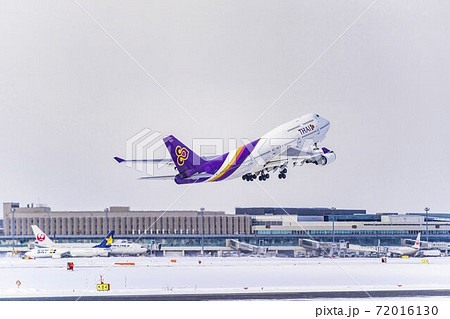 冬の新千歳空港　離陸中の飛行機　北海道千歳市　 72016130