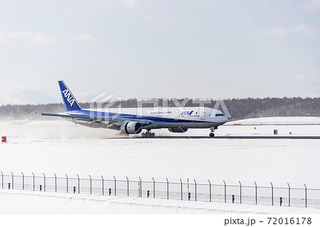 冬の新千歳空港 着陸した飛行機 北海道千歳市の写真素材 [72016178] - PIXTA