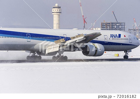 冬の新千歳空港　着陸した飛行機　北海道千歳市 72016182