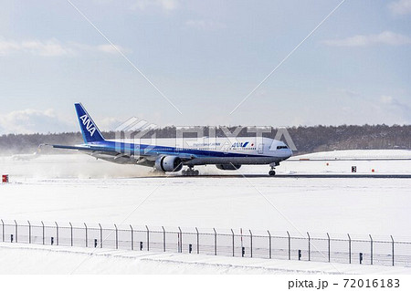 冬の新千歳空港　着陸した飛行機　北海道千歳市 72016183