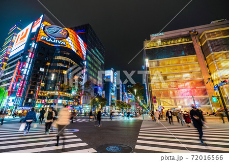 日本の東京都市景観 数寄屋橋の交差点から銀座などを望む（夜景）＝2020年11月27日 72016566