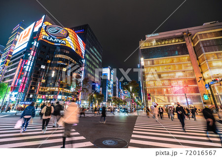 日本の東京都市景観 数寄屋橋の交差点から銀座などを望む（夜景）＝2020年11月27日 72016567