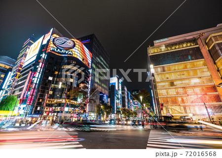 日本の東京都市景観 数寄屋橋の交差点から銀座などを望む（夜景）＝2020年11月27日 72016568