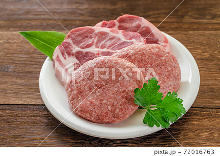 生のハンバーグと豚肩ロース肉 生のハンバーグと豚肩ロース肉 72016763