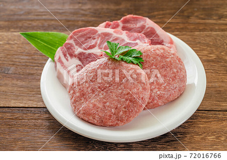 生のハンバーグと豚肩ロース肉 生のハンバーグと豚肩ロース肉 72016766