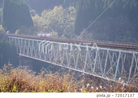 日本一高い 高千穂鉄橋を走行中の高千穂あまてらす鉄道の写真素材