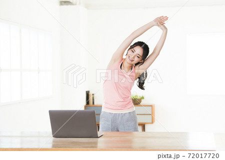 若い女性 ホームトレーニング 若い女性 ホームトレーニング 72017720