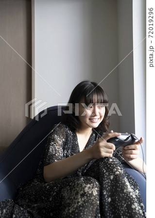 ゲームをする女性 72019296