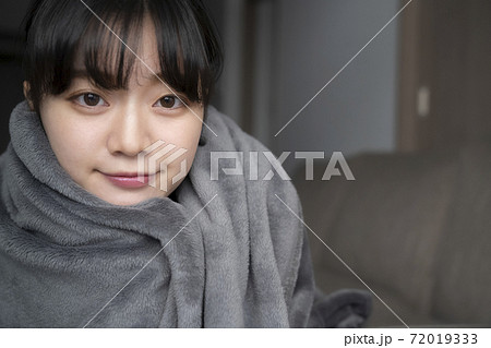 毛布にくるまる女性 72019333