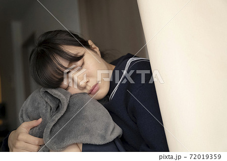 うたた寝をする女子高生 72019359