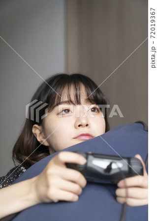 ゲームをする女性 ゲームをする女性 72019367