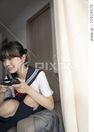 ゲームをする女子高生 ゲームをする女子高生 72019370