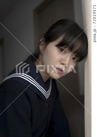 セーラー服を着た女子高生のポートレート セーラー服を着た女子高生のポートレート 72019371