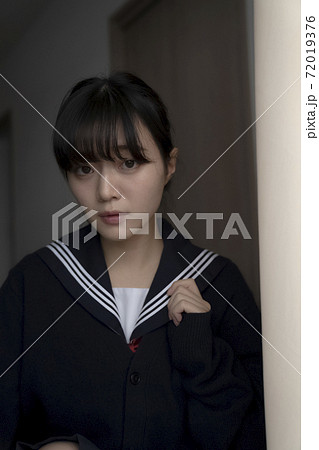 セーラー服を着た女子高生のポートレート セーラー服を着た女子高生のポートレート 72019376