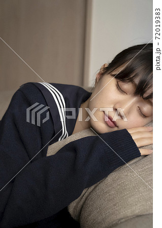 うたた寝をする女子高生 72019383