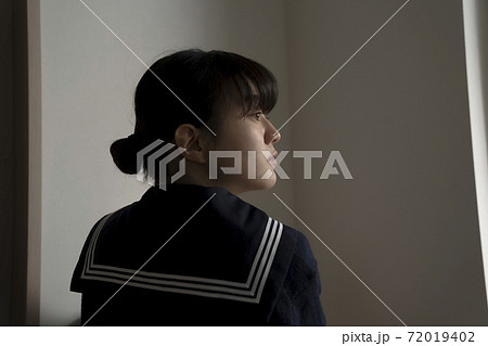 セーラー服を着た女子高生のポートレート セーラー服を着た女子高生のポートレート 72019402