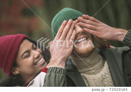 Woman preparing a surprise for her boyfriend 72020165