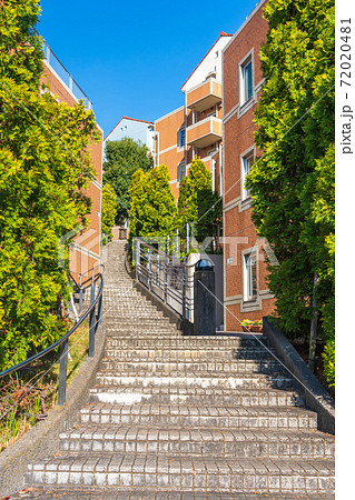 急傾斜で長い階段の生活道路 谷を挟んだ傾斜地の住宅地 急傾斜で長い階段の生活道路 谷を挟んだ傾斜地の住宅地 72020481