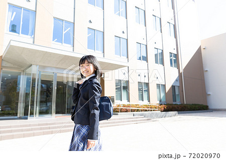 登校する女子中学生 72020970