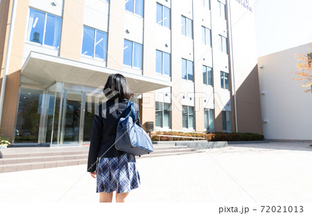 登校する女子中学生の写真素材