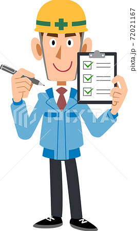 チェックリストを手に持つ建築作業員の男性 72021167