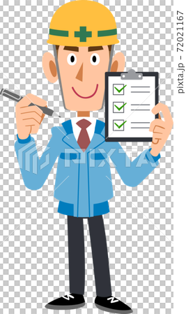 チェックリストを手に持つ建築作業員の男性 72021167