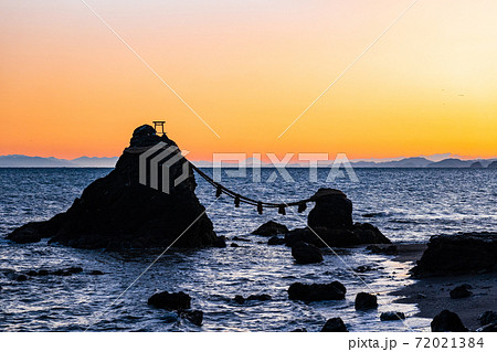 伊勢　二見浦の夜明けと富士山の山影 72021384