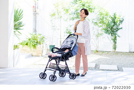 ベビーカー ママ 赤ちゃん 外 ベビーカー ママ 赤ちゃん 外 72022030
