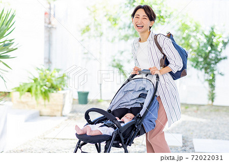 ベビーカー  ママ　赤ちゃん　外 72022031
