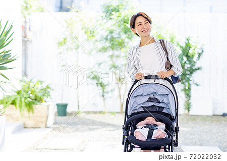 ベビーカー ママ 赤ちゃん 外 ベビーカー ママ 赤ちゃん 外 72022032